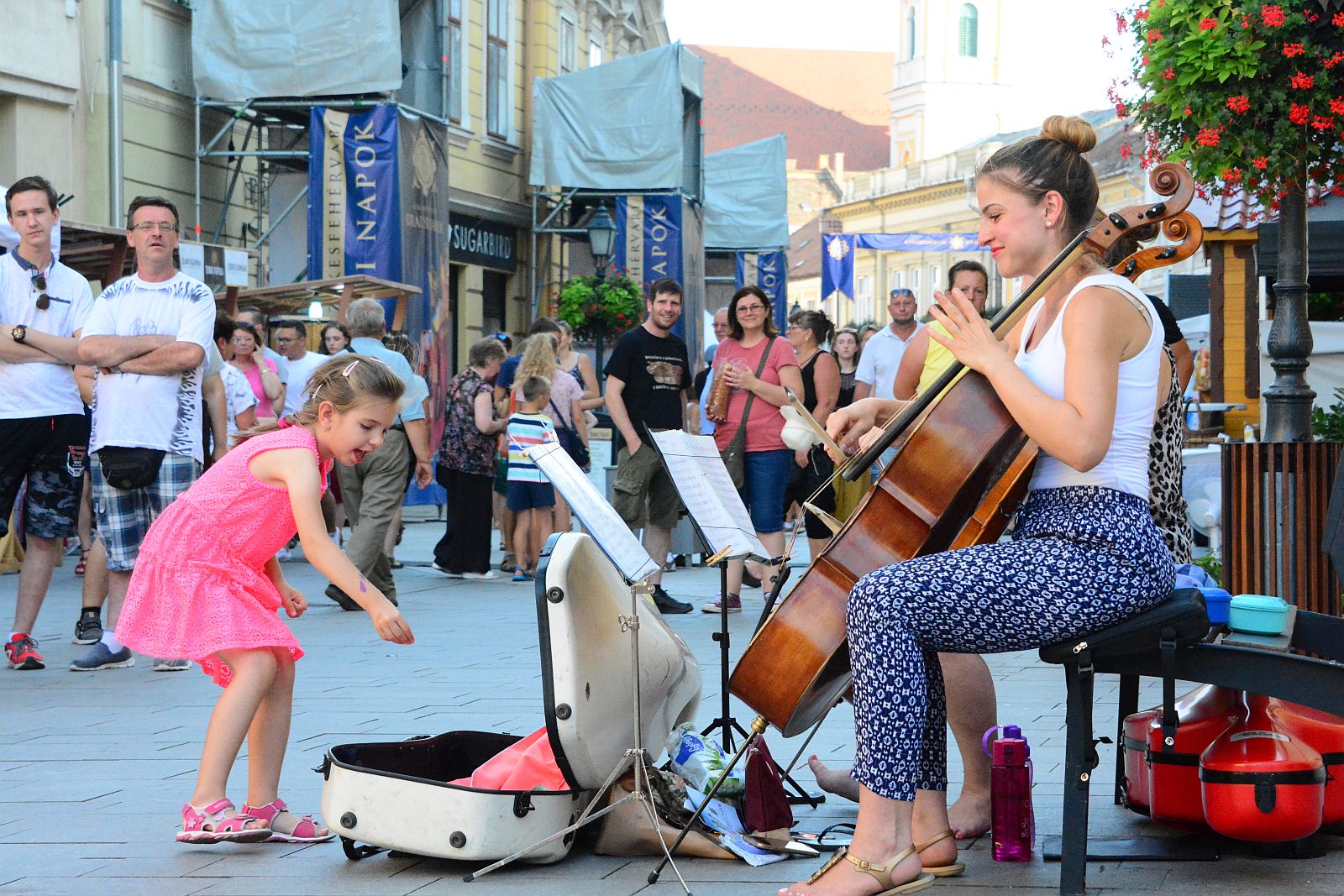 Duo RedWhite - crossover Cello Duo a Fő utcán