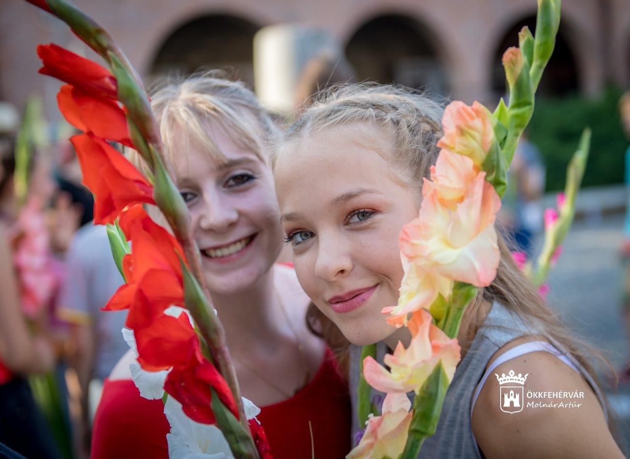 Virággal tisztelgett a Koronázási Szertartásjáték alkotócsoportja