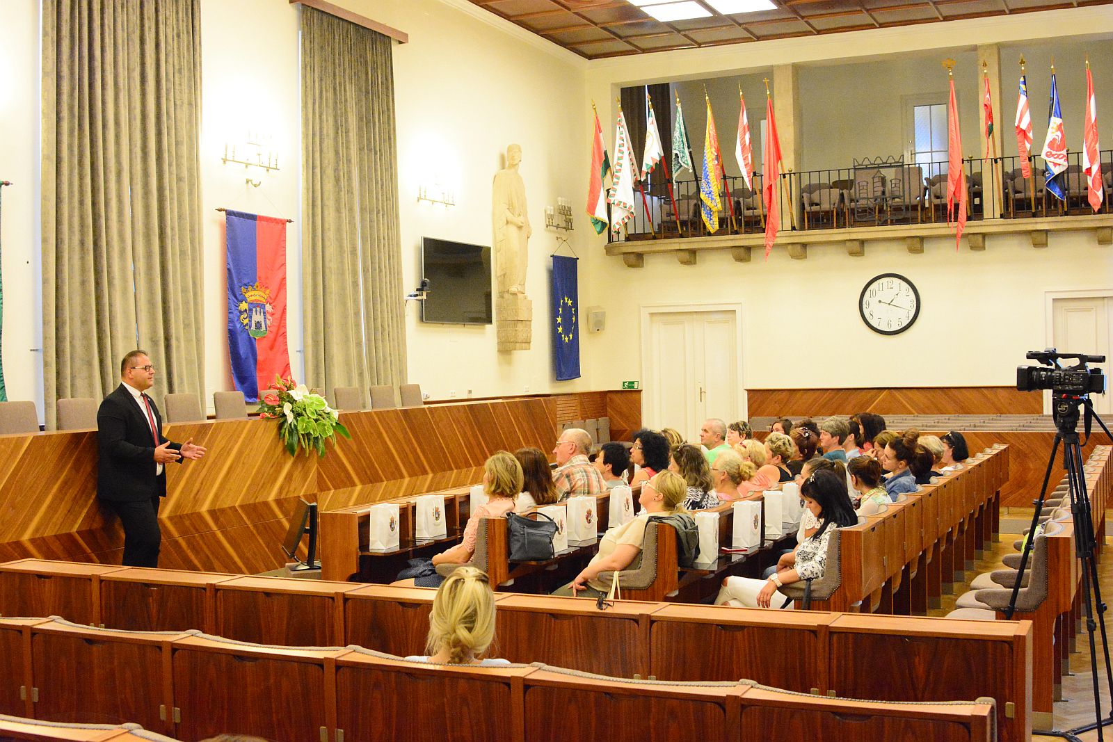 Határon túlról érkezett pedagógusok látogatása a Városházán