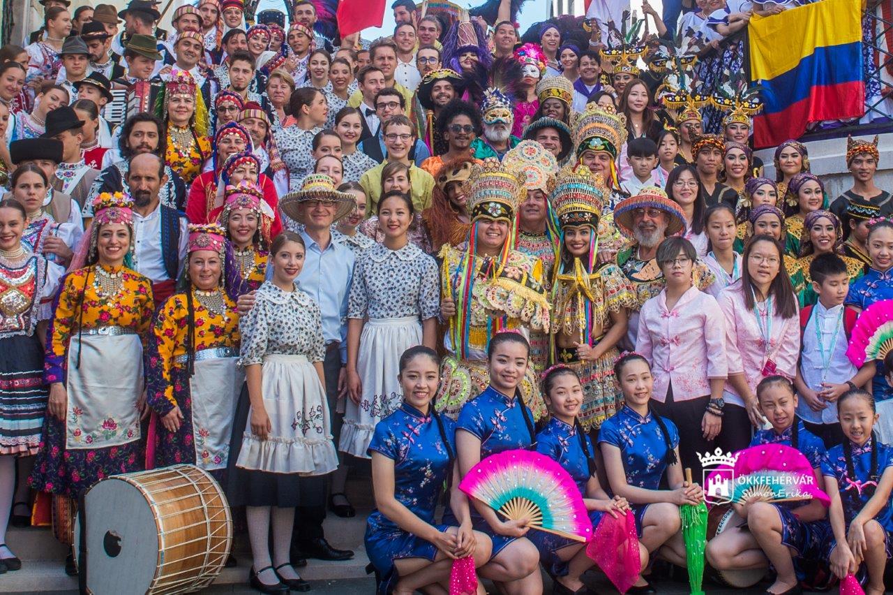 A XXIV. Királyi Napok Nemzetközi Néptáncfesztivál csoportjai a Városházán