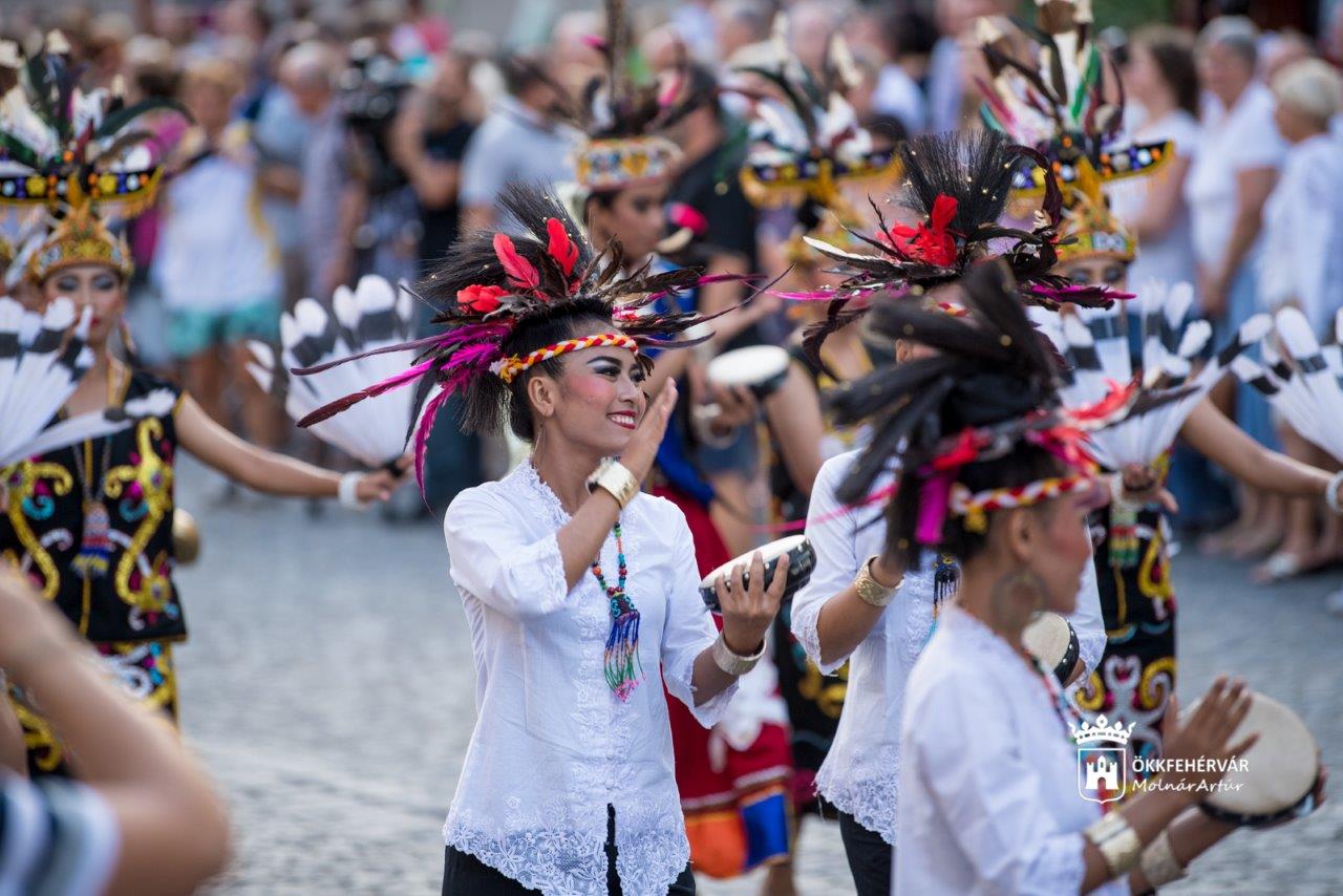 Karneváli felvonulással és búcsúgálával ért véget a Néptáncfesztivál.