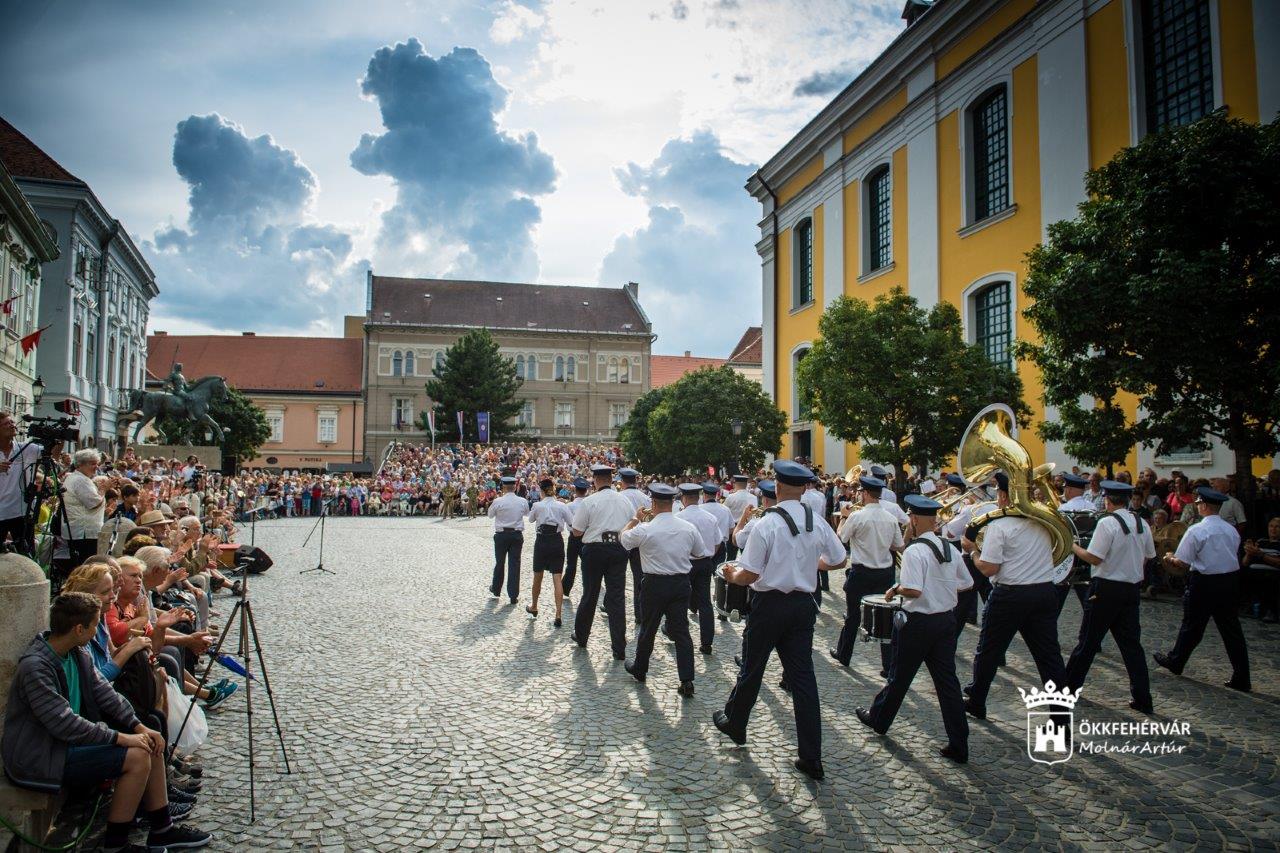 Varázslatos hangulatot teremtettek a katonazenekarok Fehérváron