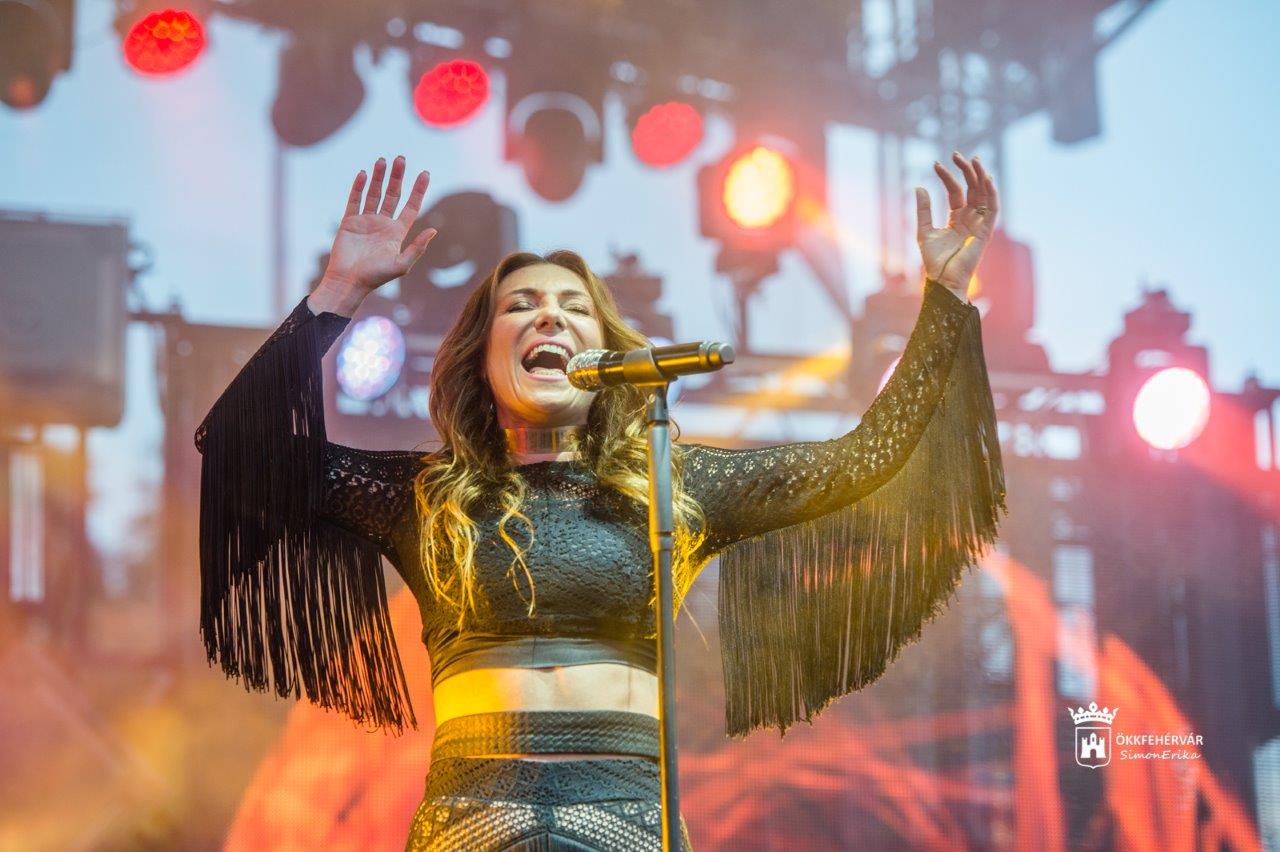 Rúzsa Magdi töltötte meg a Zichy színpad előtt a teret