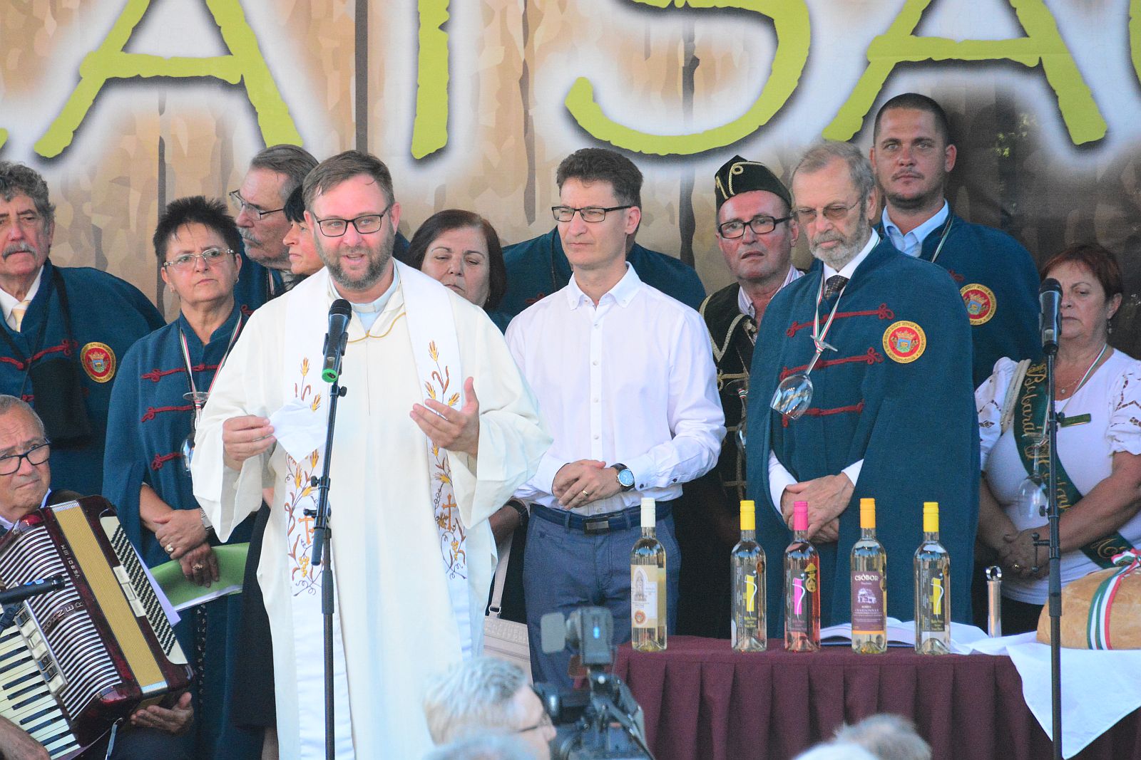 Kenyér és boráldás az Öreghegyi Mulatságokon