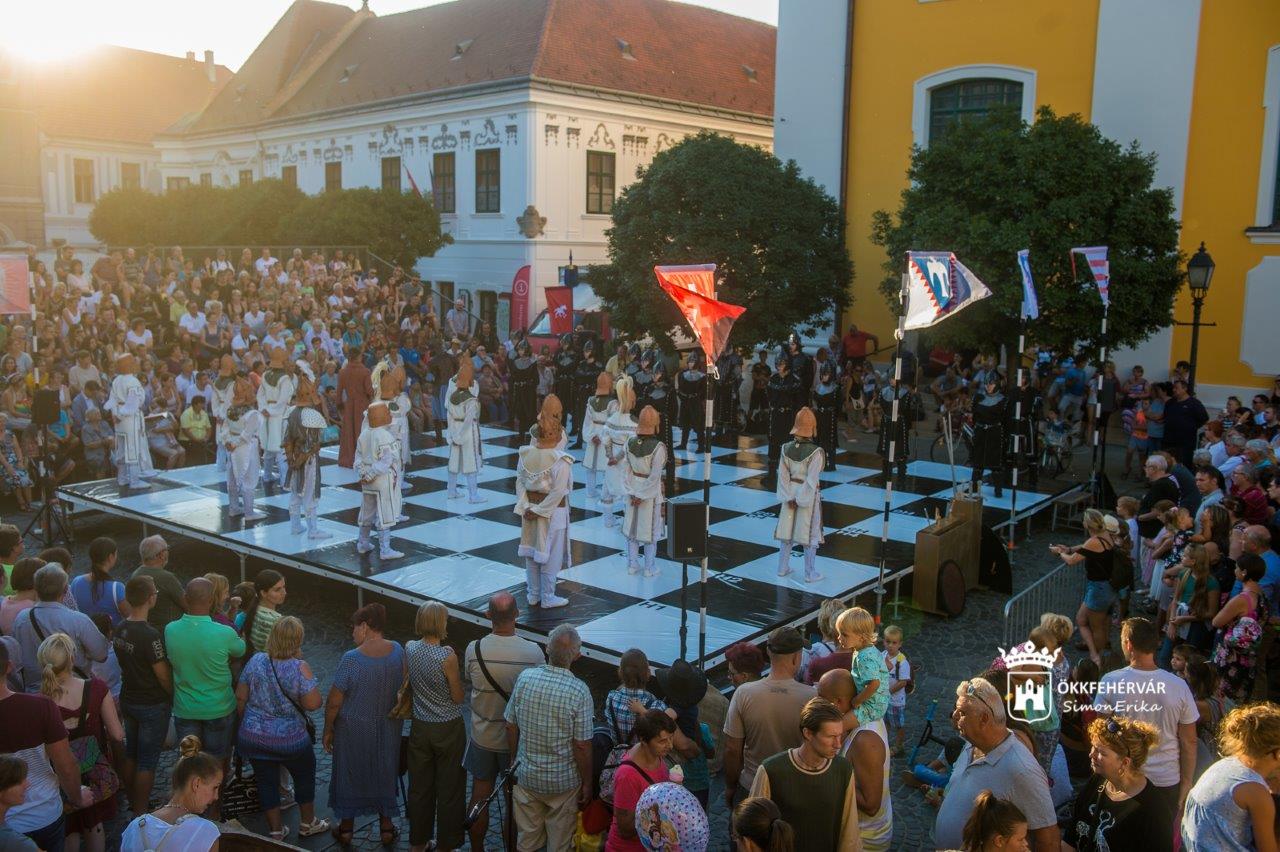 Középkori óriás sakk a Királyi Napokon Székesfehérváron