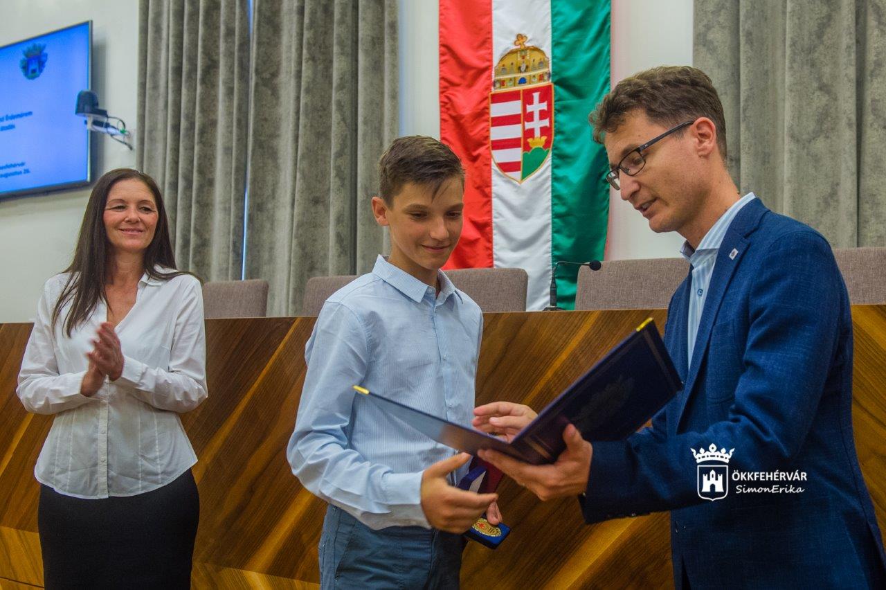 Életmentő Érdemérmet kapott a fehérvári lány megmentője