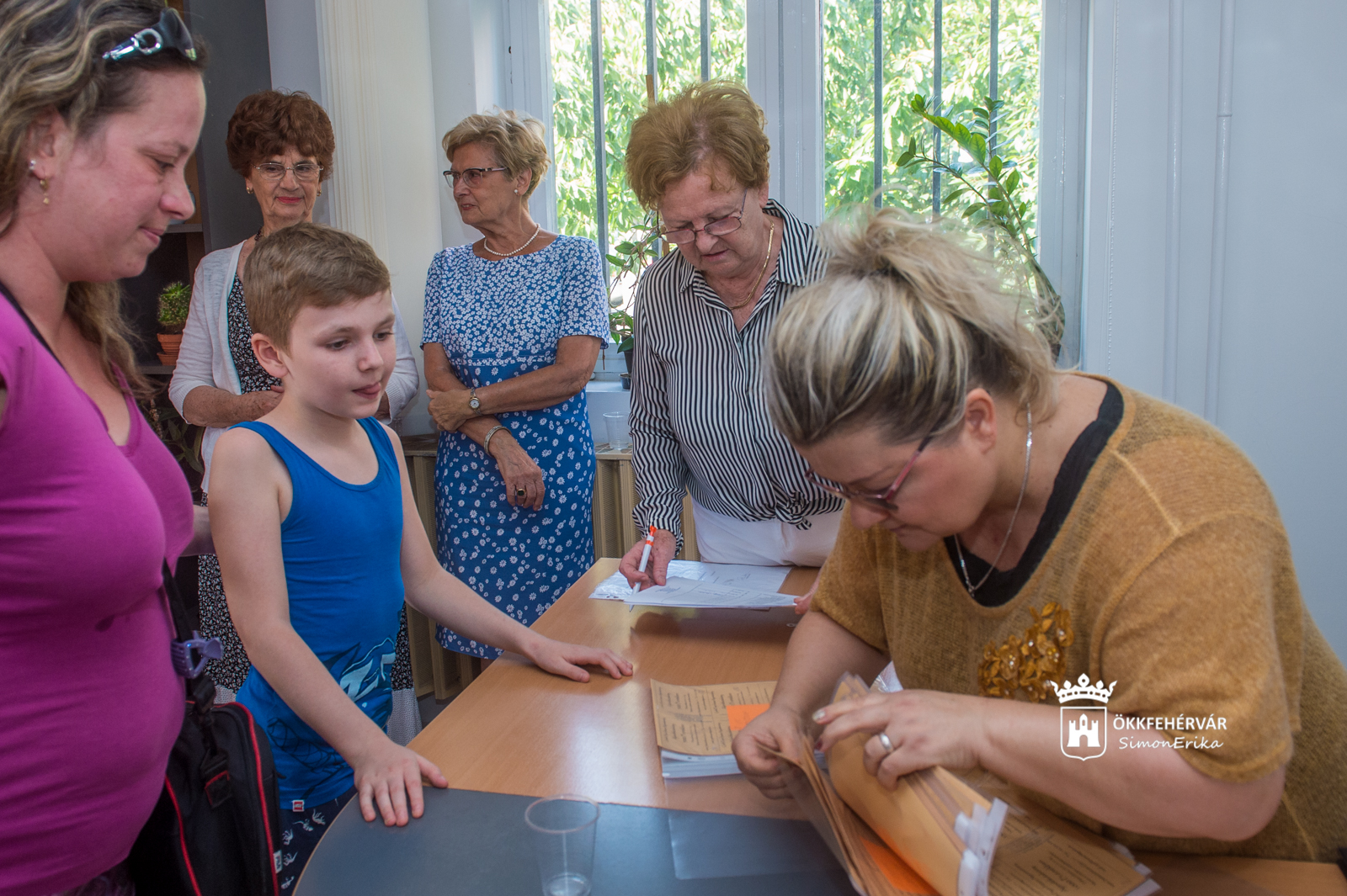 Tanszerutalványt osztott a Székesfehérvári Szociális Alapítvány