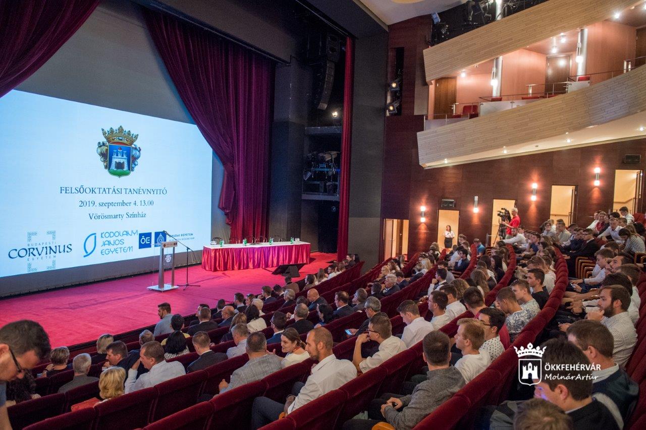 Fehérvári egyetemek közös tanévnyitója a színházban