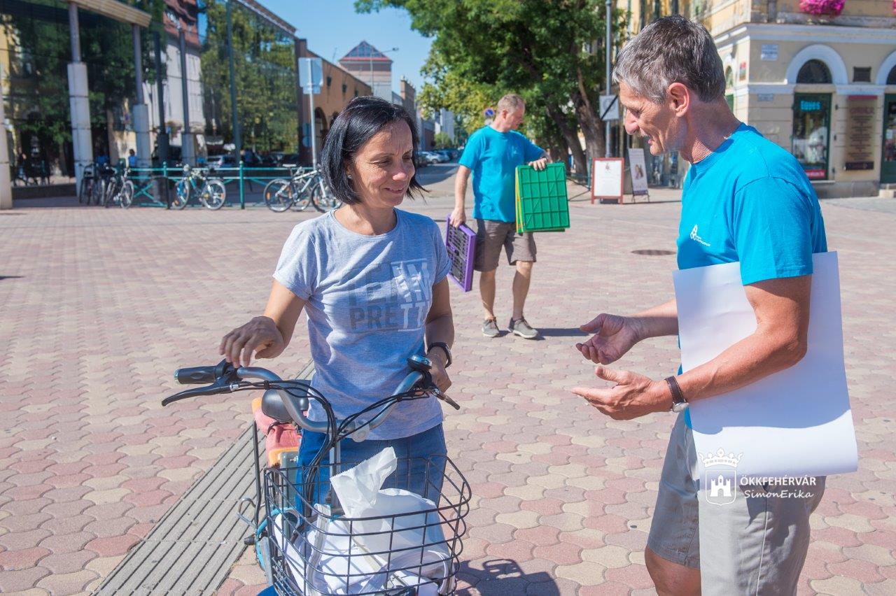 Uzsonnával várták a bringásokat az Alba Plaza előtt