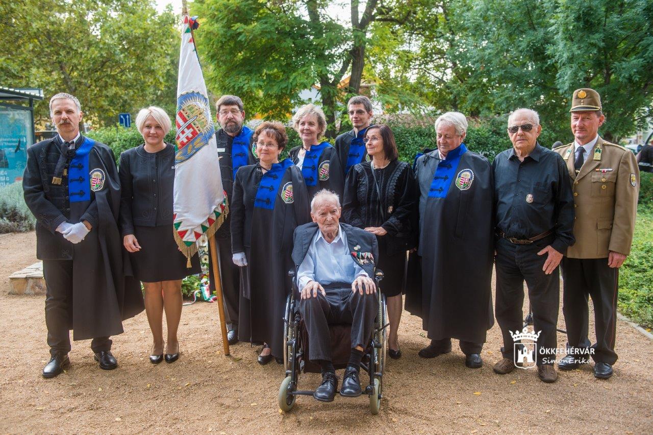 Főhajtás a fehérvári katonahősök emléke előtt a Gyergyó emlékparkban