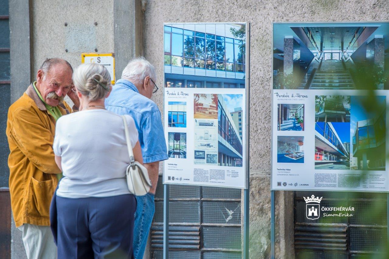 Szabadtéri emlékkiállítás Pordán H. Ferenc munkássága előtt