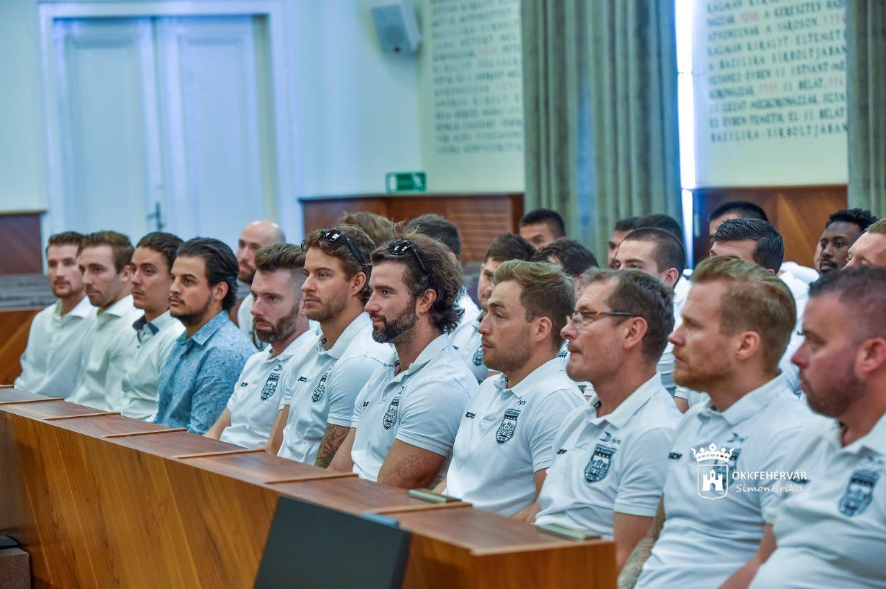 Fehérvári sportegyesületek külföldi játékosainak fogadása a Városházán
