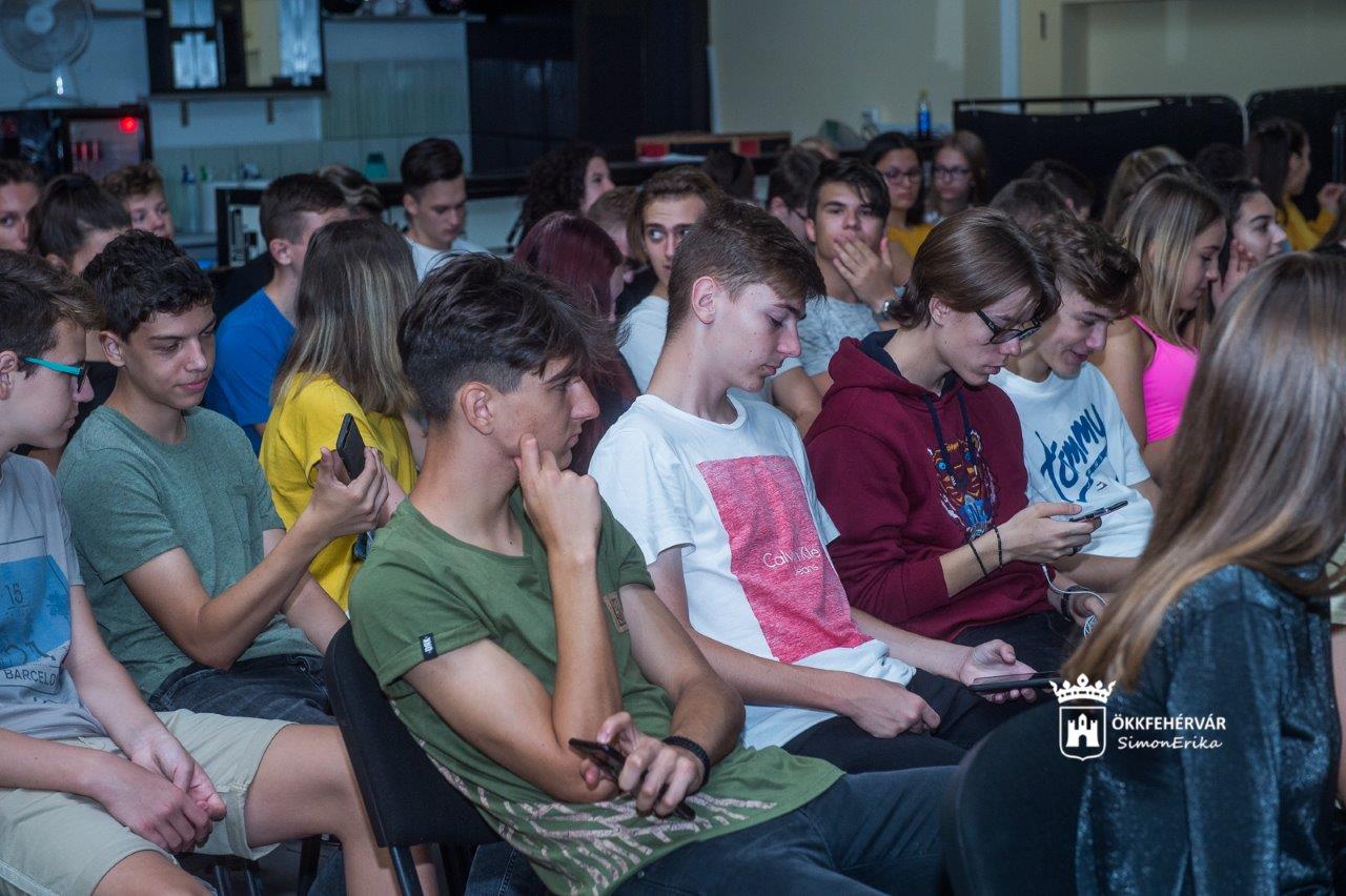 Kihelyezett osztályfőnöki óra biztonságos szórakozásról a Petőfi Kultúrtanszéken