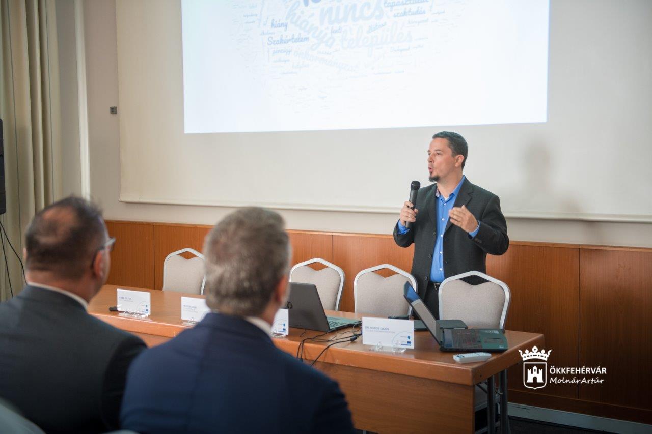 A Külgazdasági és Külügyminisztérium szakmai fóruma Fehérváron