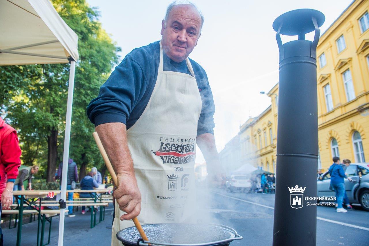 Félezer bográcsban rotyog a lecsó Székesfehérváron
