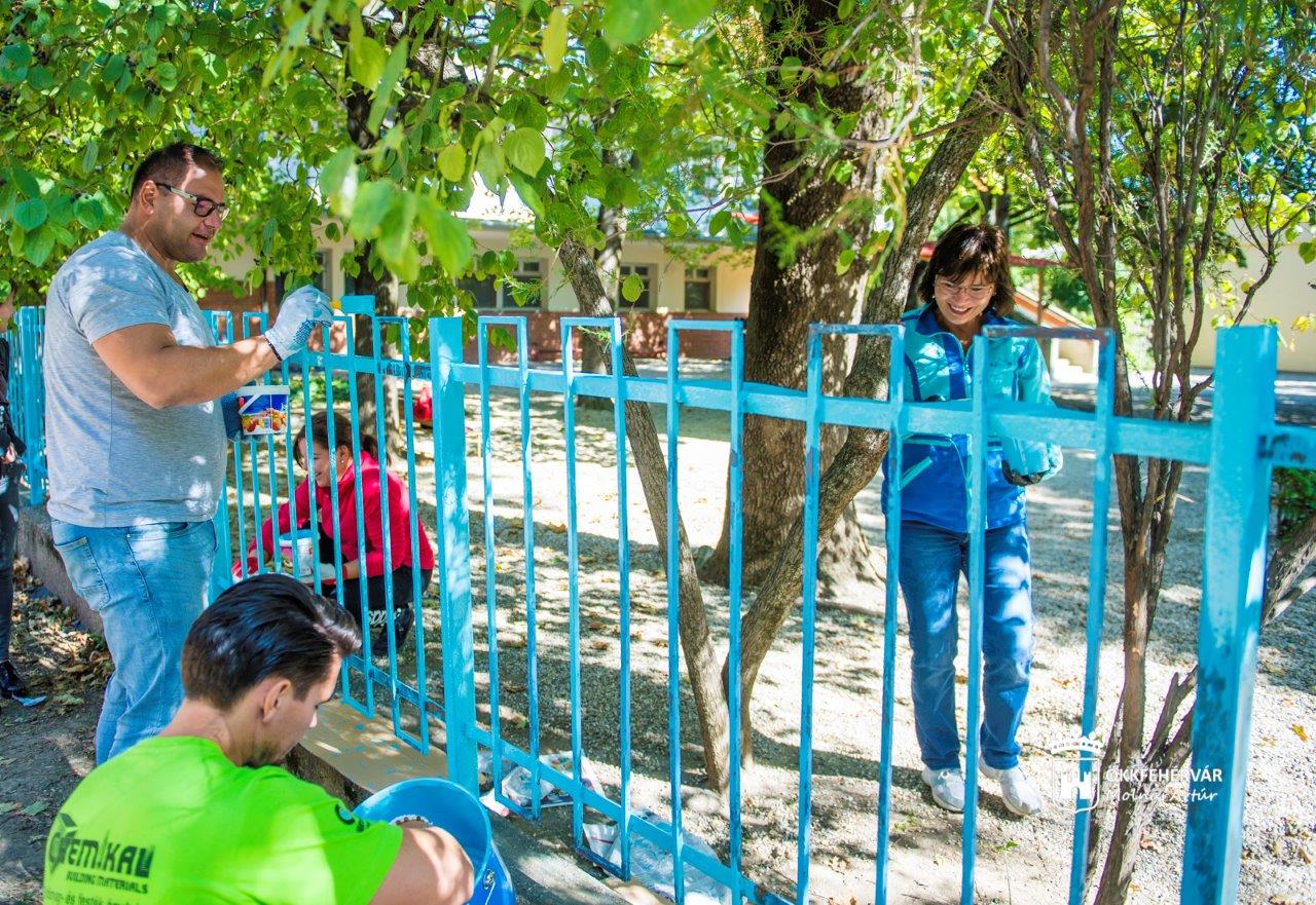 Kerítésfestés a Tóvárosi óvodánál a második önkéntes napon