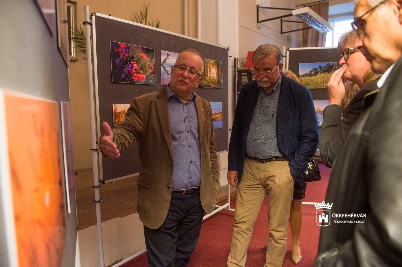 Dr. Berta Gábor fotókiállításának megnyitója az Olvasóteremben