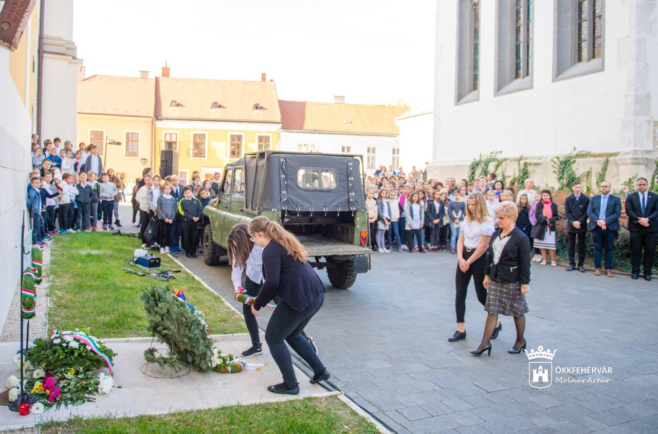 Tóvárosi iskolások megemlékezése az 1956-os emlékkeresztnél