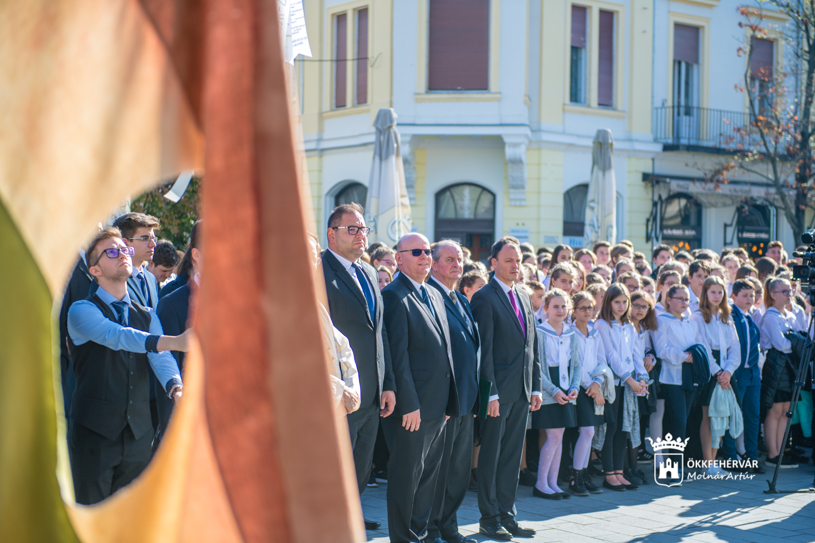 Cisztercis diákok ünnepi műsora a Hotel Magyar Király előtt