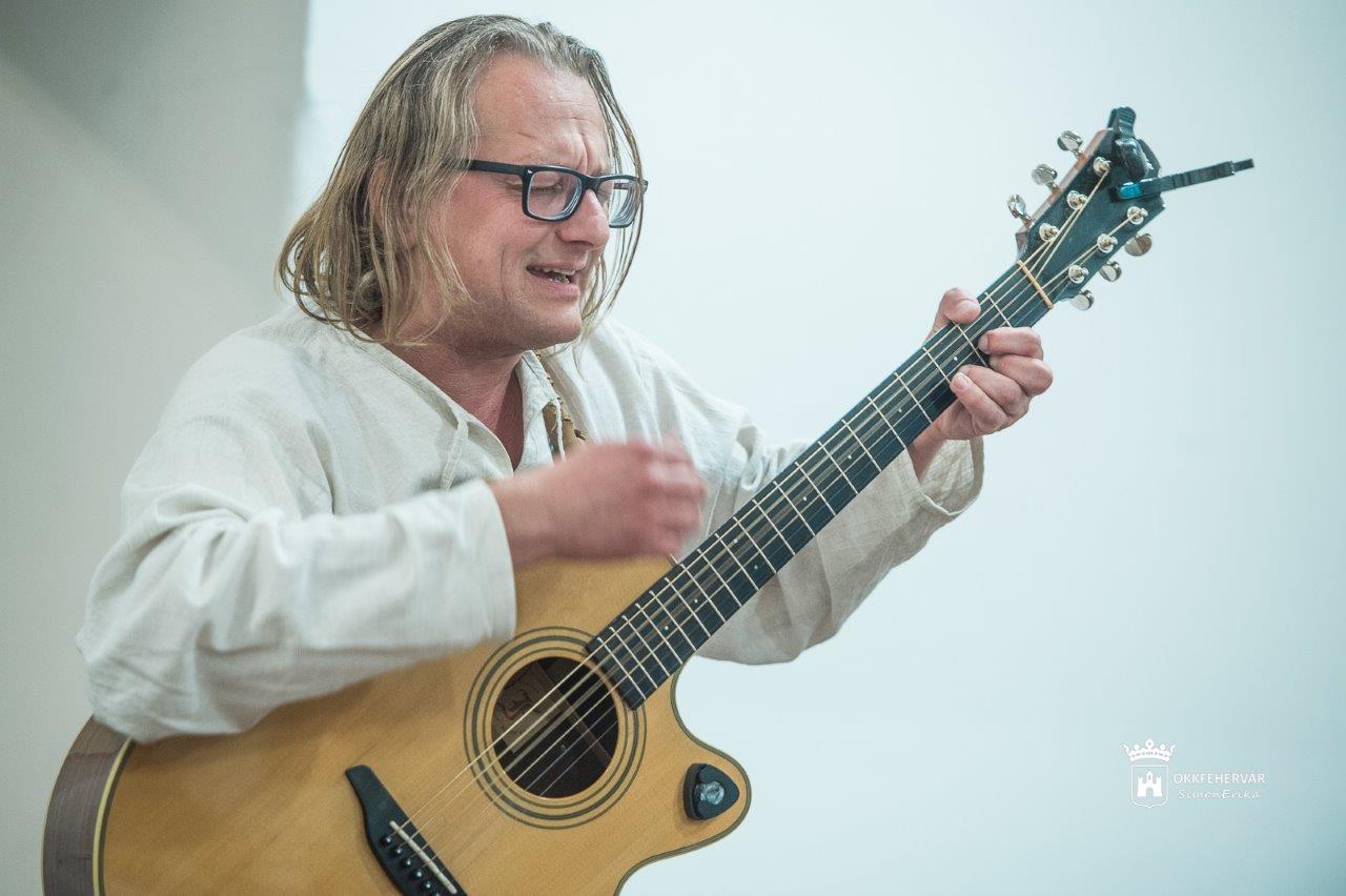 Zenés beszélgetés Tóbisz Tinelli Tamással a Királykút Emlékházban