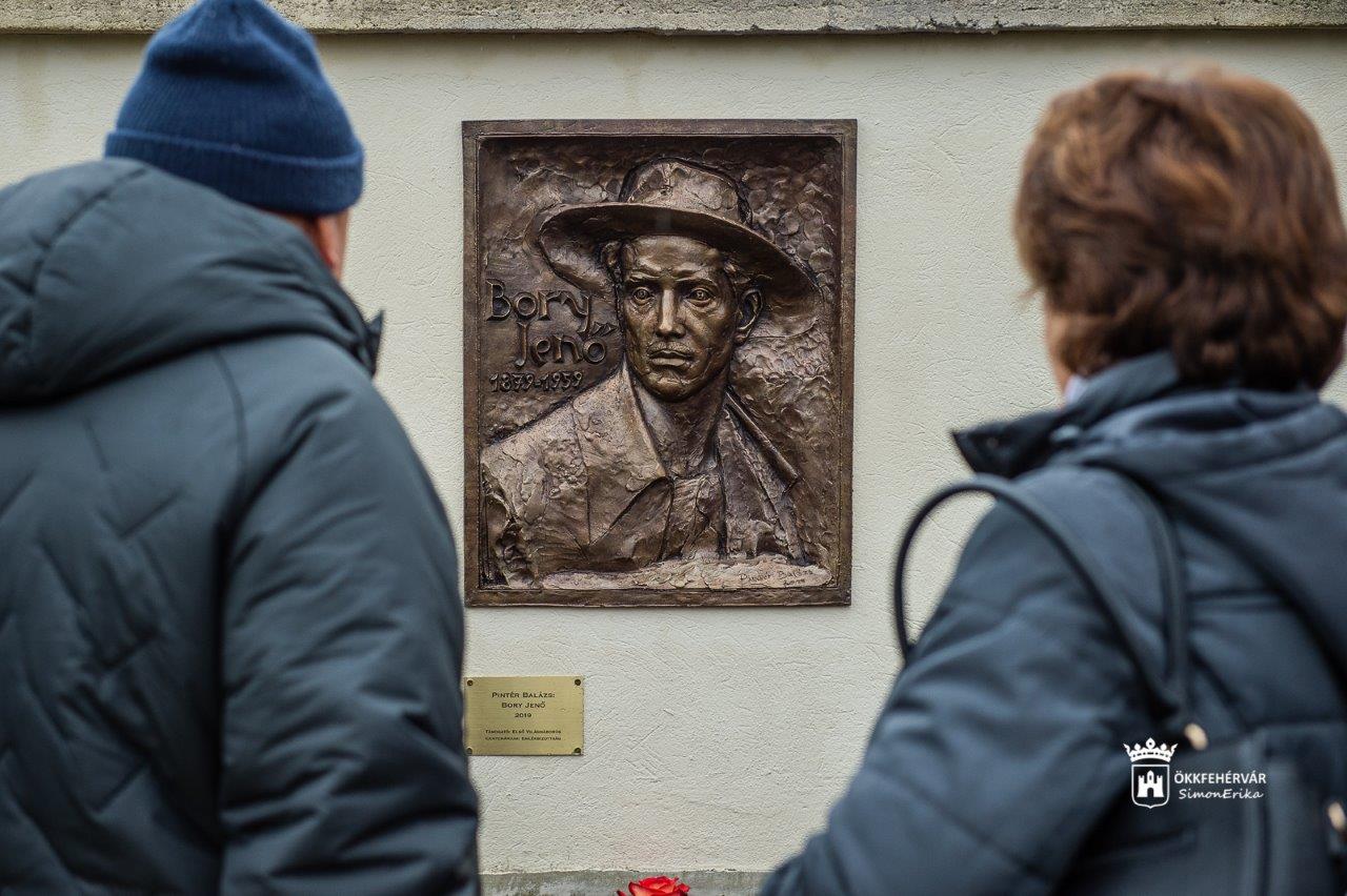 Bory Jenő-dombormű avatása a kápolnásnyéki kastélyparkban