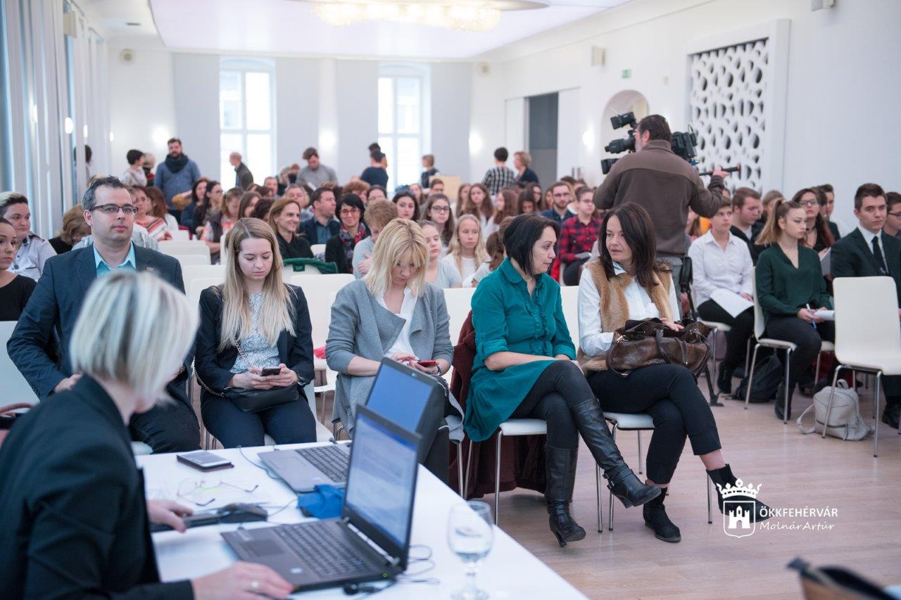 Így kezdődött a Fejér Megyei Diákparlament Fehérváron