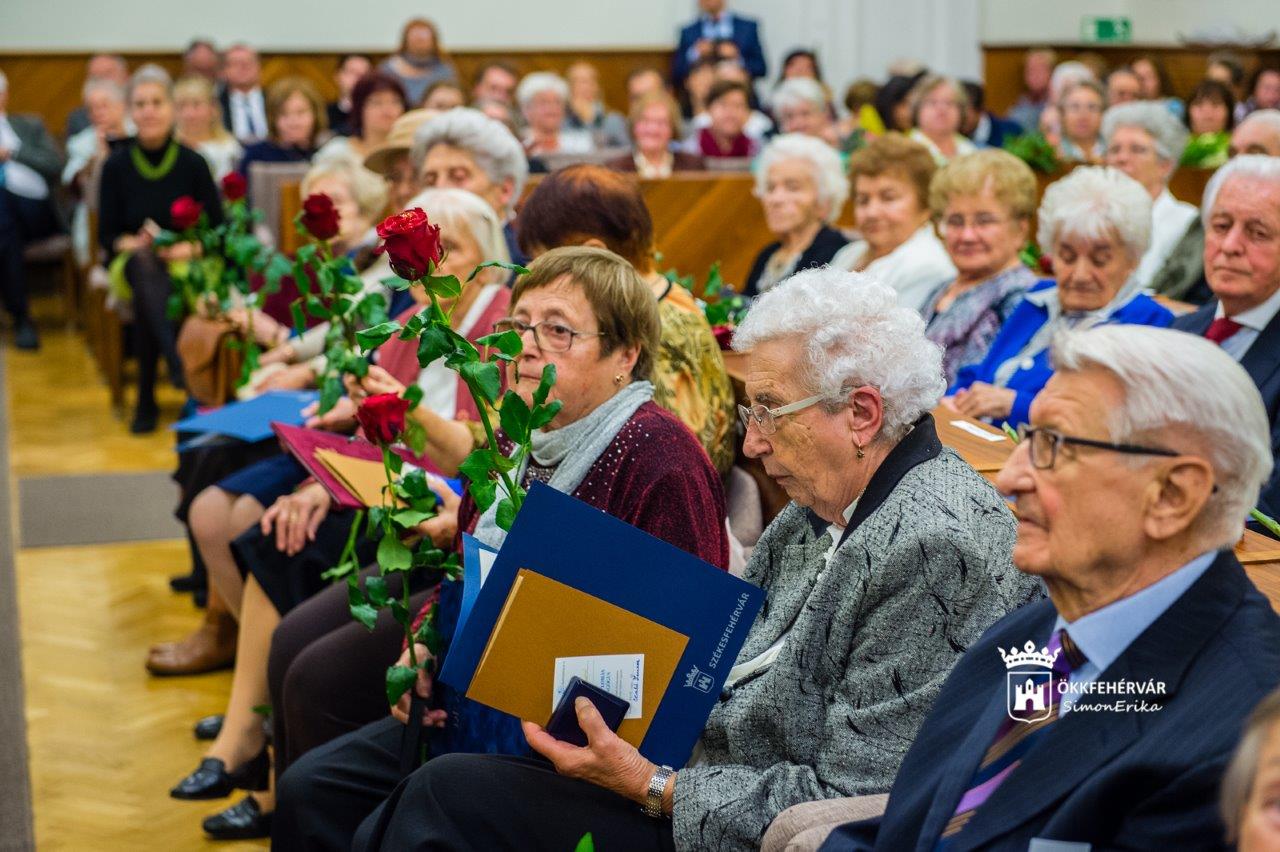 Színesdiplomák átadása a Városháza Dísztermében