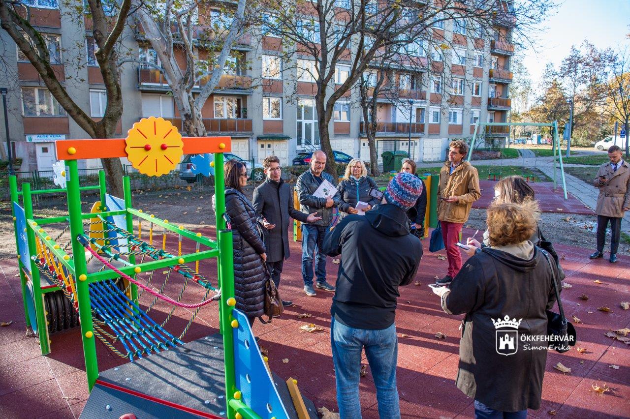 Új játszóeszközök kerültek az Ybl játszótérre