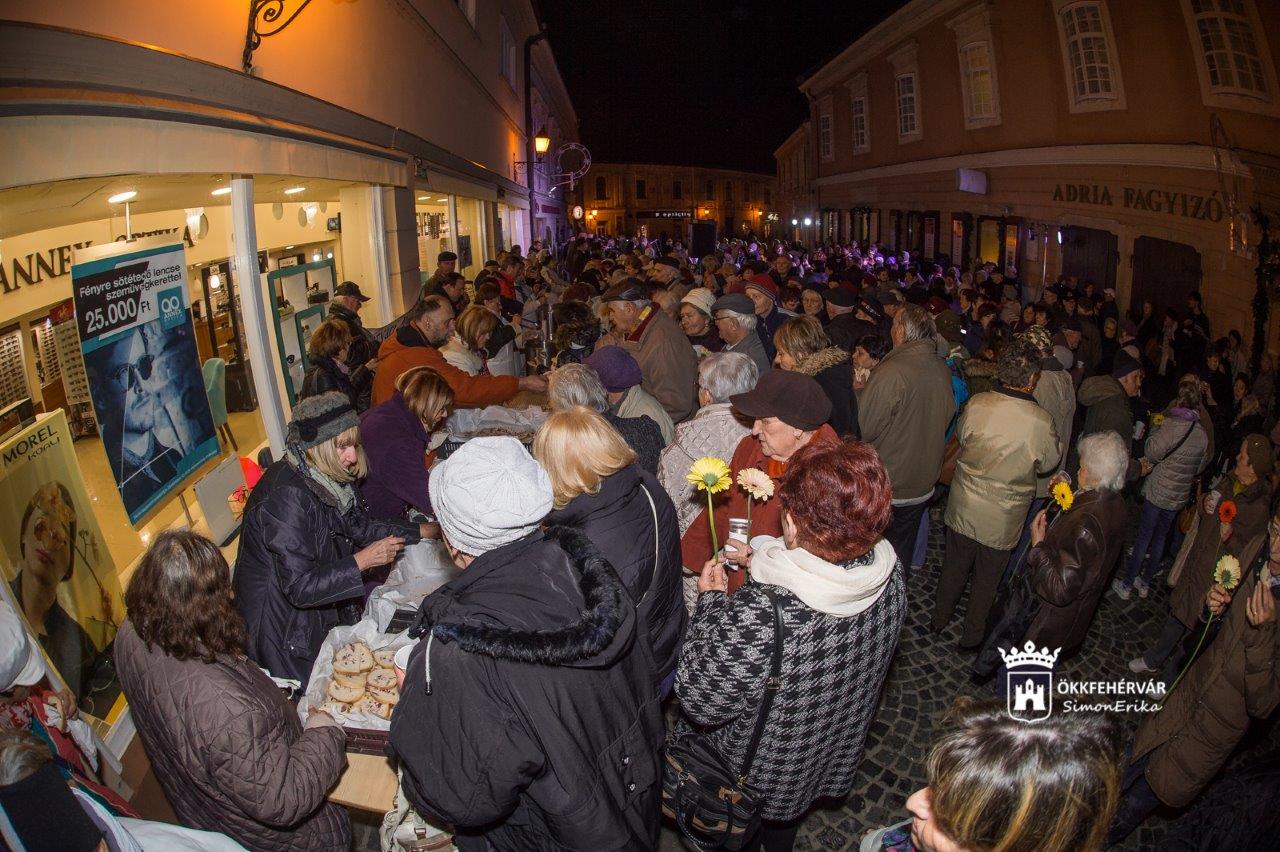 Így köszöntötték a Katalinokat Fehérváron