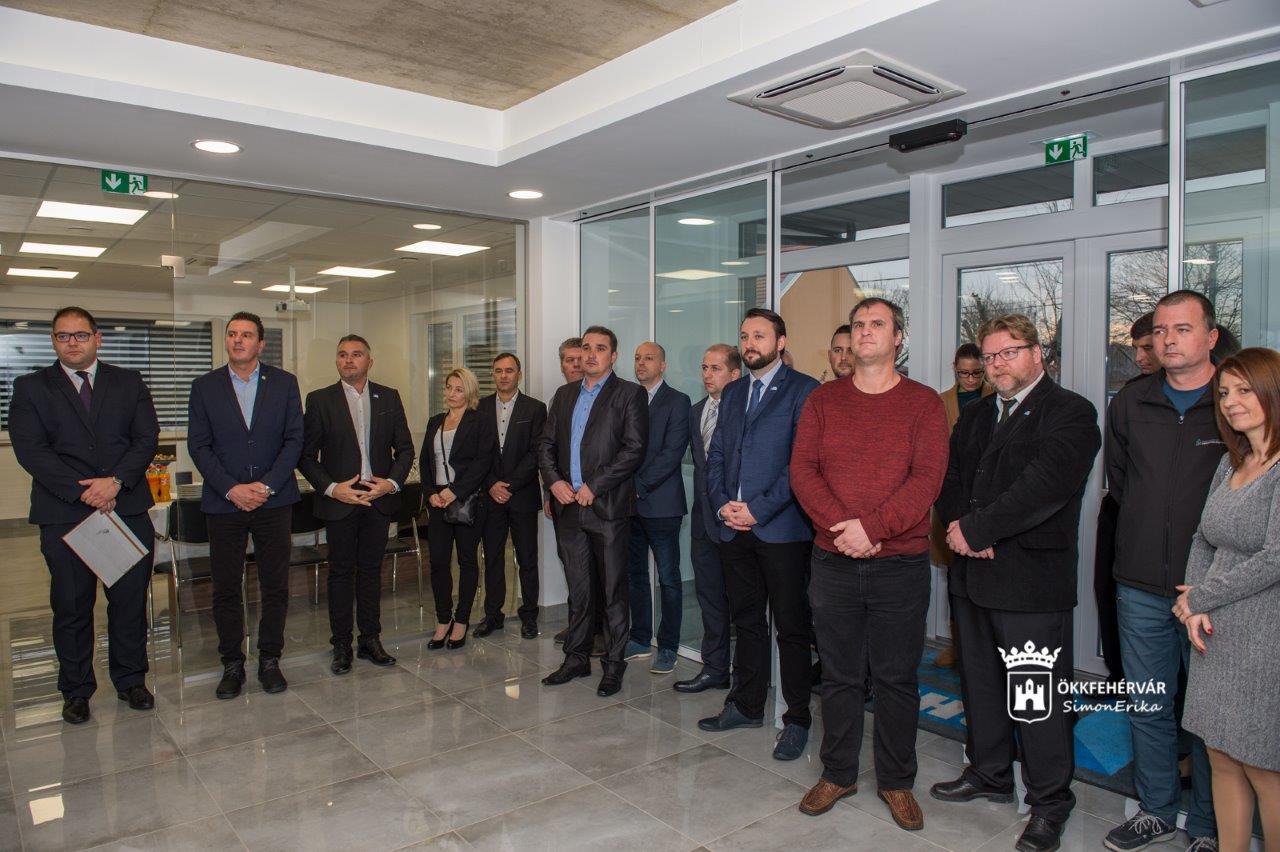 Képeken az SHS Építő Kft. új irodaépületének átadása