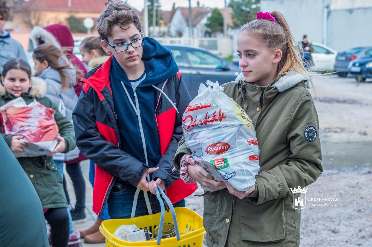 A Tóvárosi iskola diákjai gyűjtöttek adományt az utcán élőknek