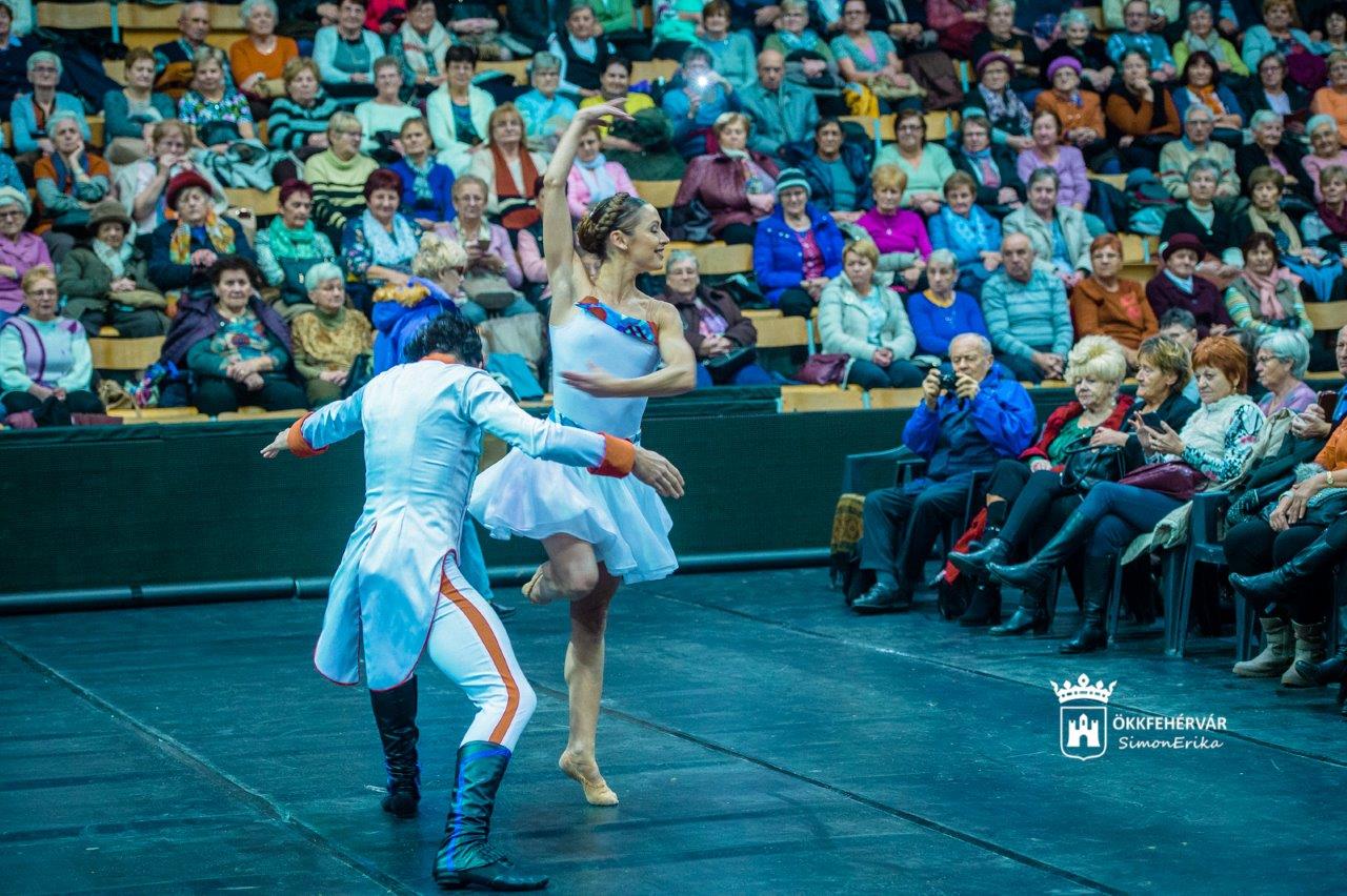 Nyugdíjasok karácsonya Poór Péterrel és a balettszínházzal