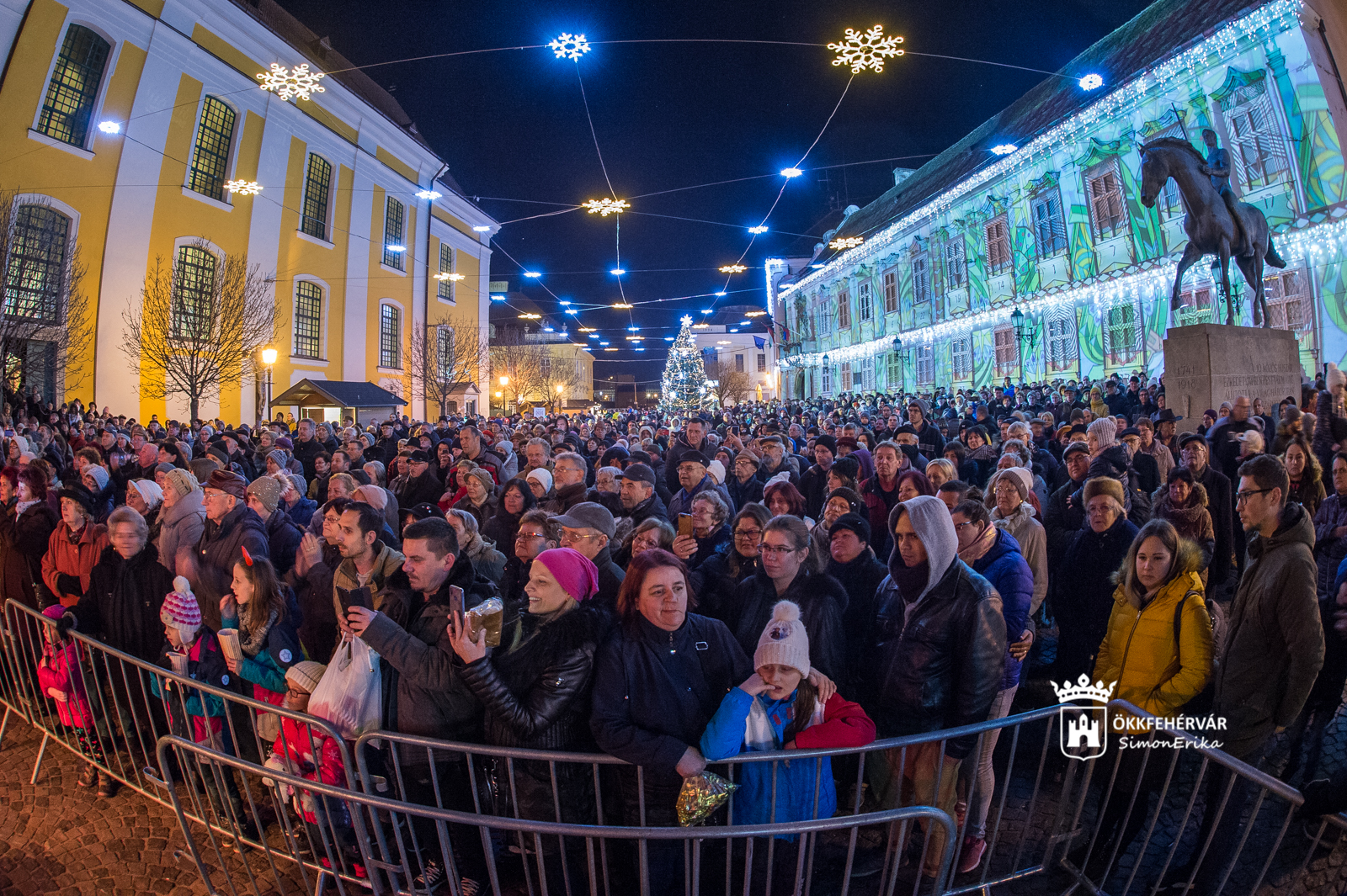 A harmadik gyertya lángja is ég a város adventi koszorúján