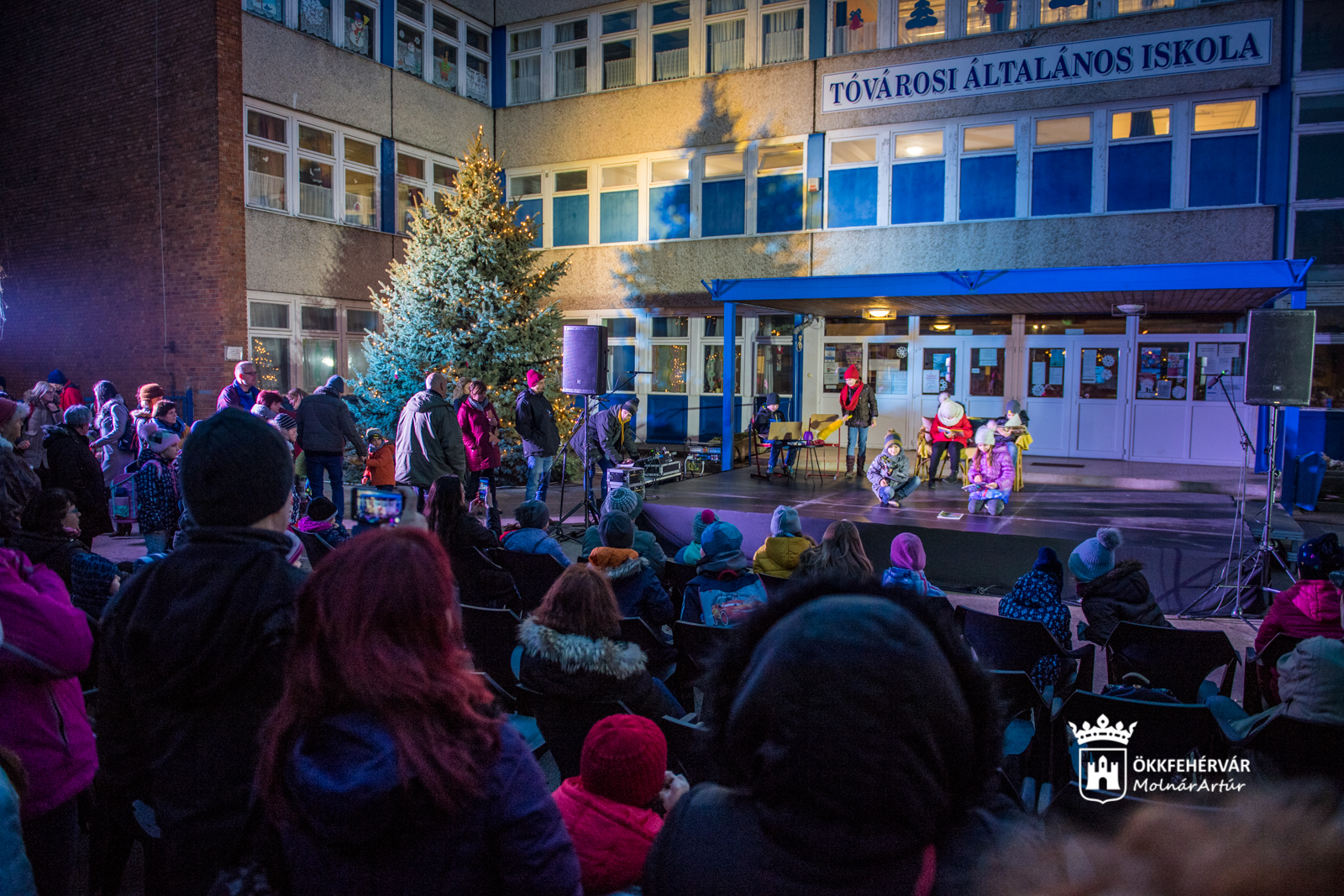 A III. Tóvárosi Karácsony a városrész iskolája előtt