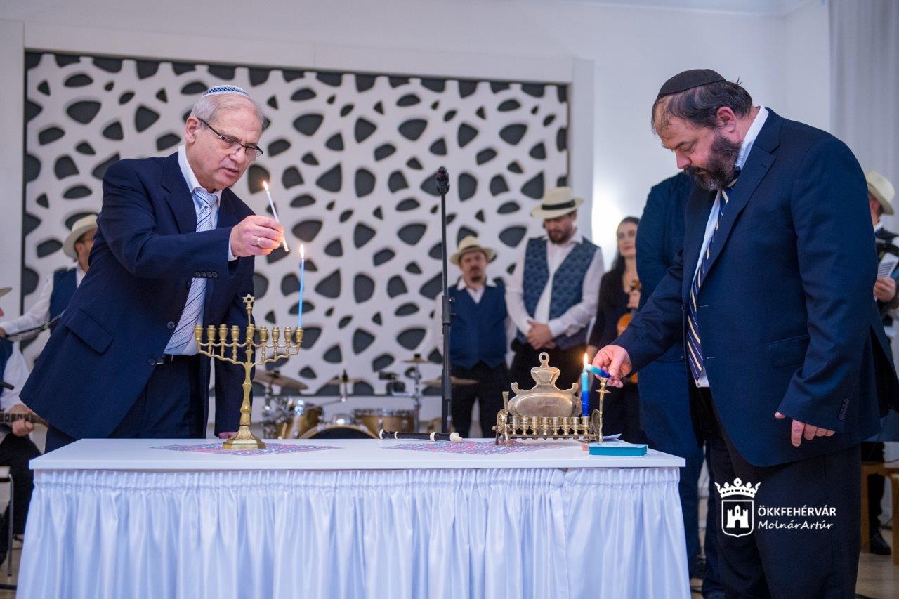 Az első hanuka-gyertya meggyújtása a Székesfehérvári Zsidó Napokon