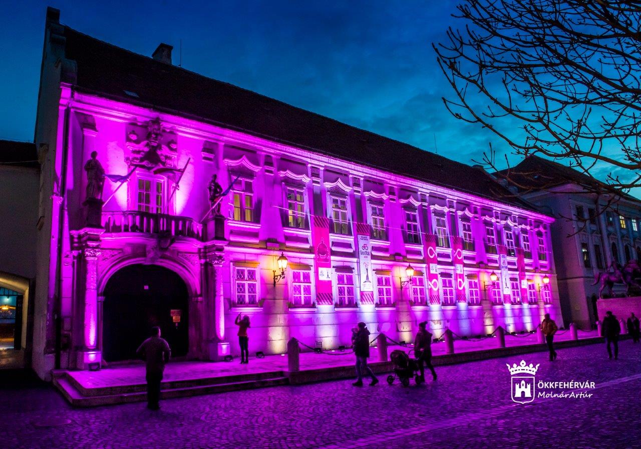 Rózsaszínben a Városház tér száz nappal a 103. Giro előtt