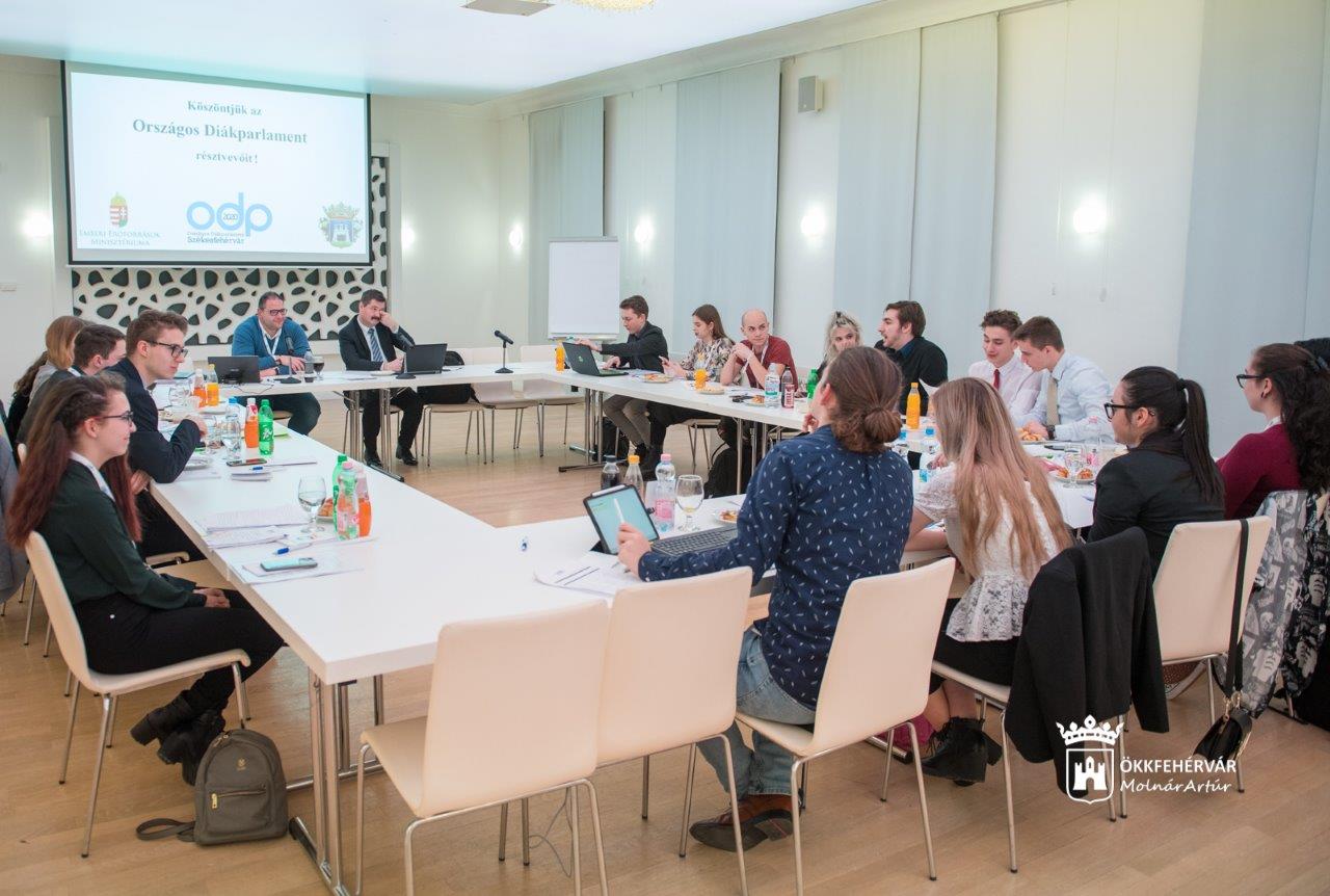 Országos Diákparlament - képek a szombat esti szekcióülésekről