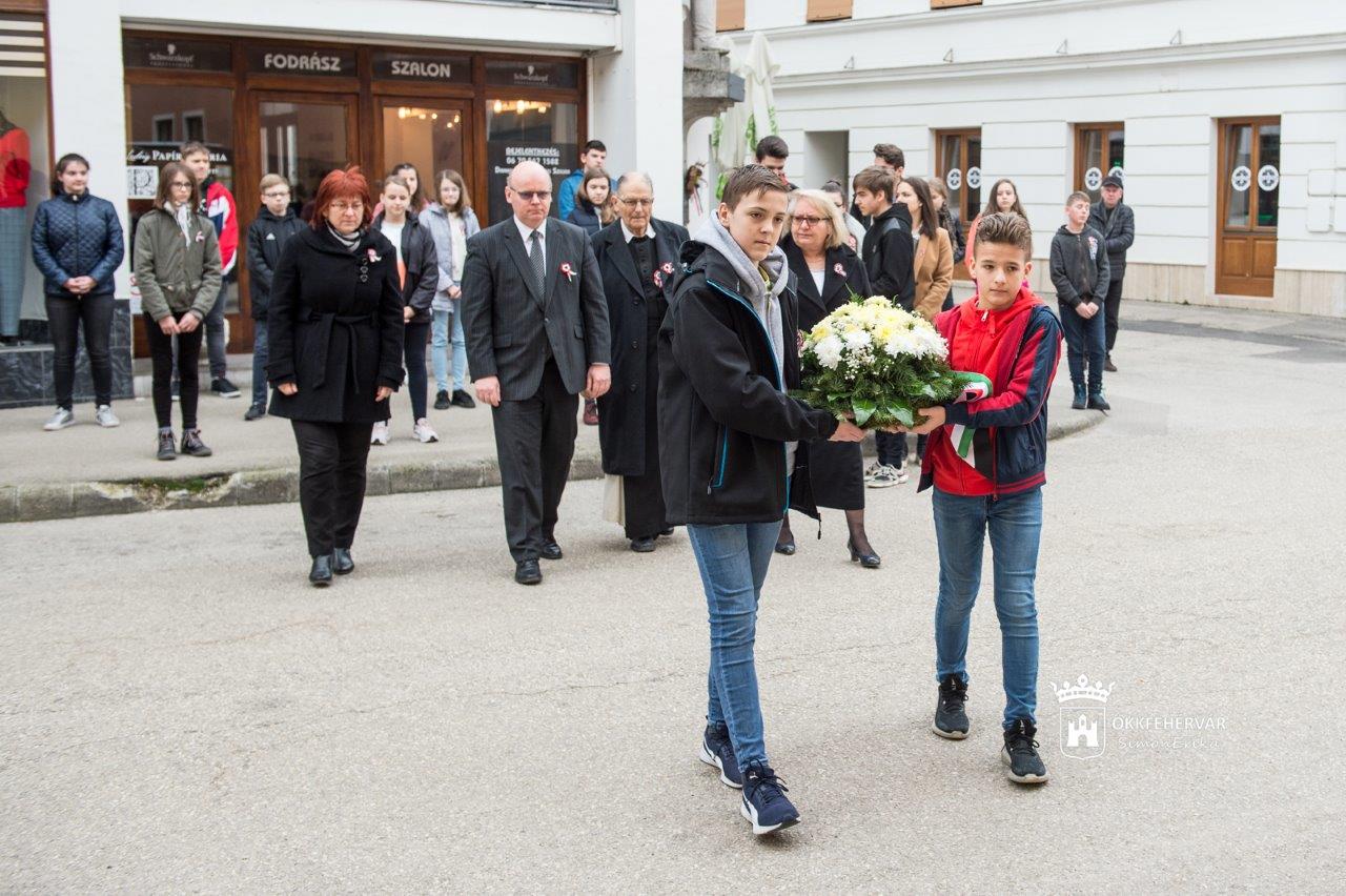Néma főhajtással tisztelegtek a fehérvári emlékhelyeken