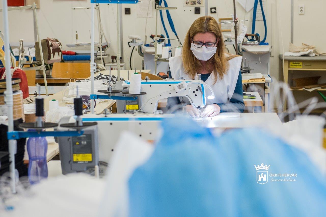 Így készítik Fehérváron a ruhaipari szakoktatók a maszkokat