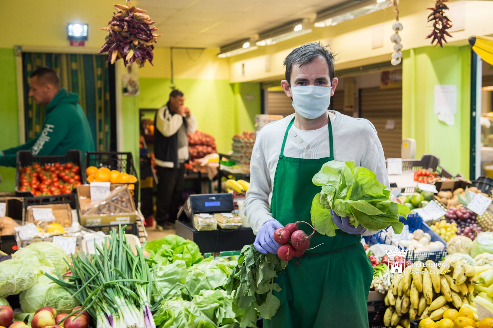 Betartják az új szabályokat a Városi Piac vásárlói és árusai