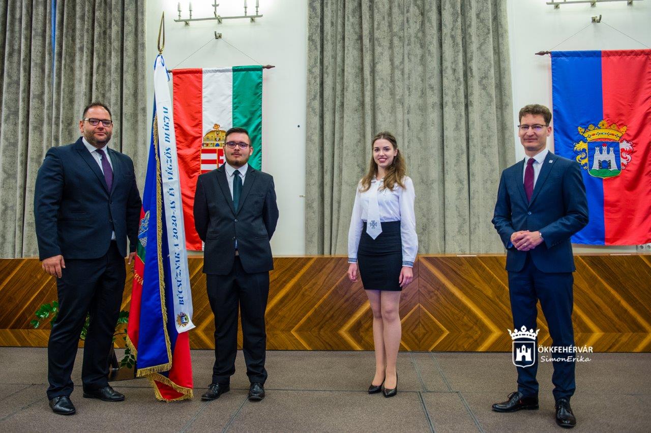 On-line ballagtak a fehérvári diákok