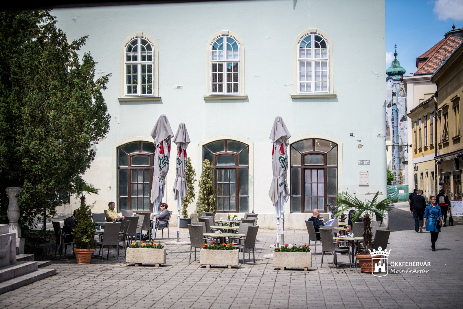 Újranyitottak a teraszok és a kerthelyiségek a Belvárosban
