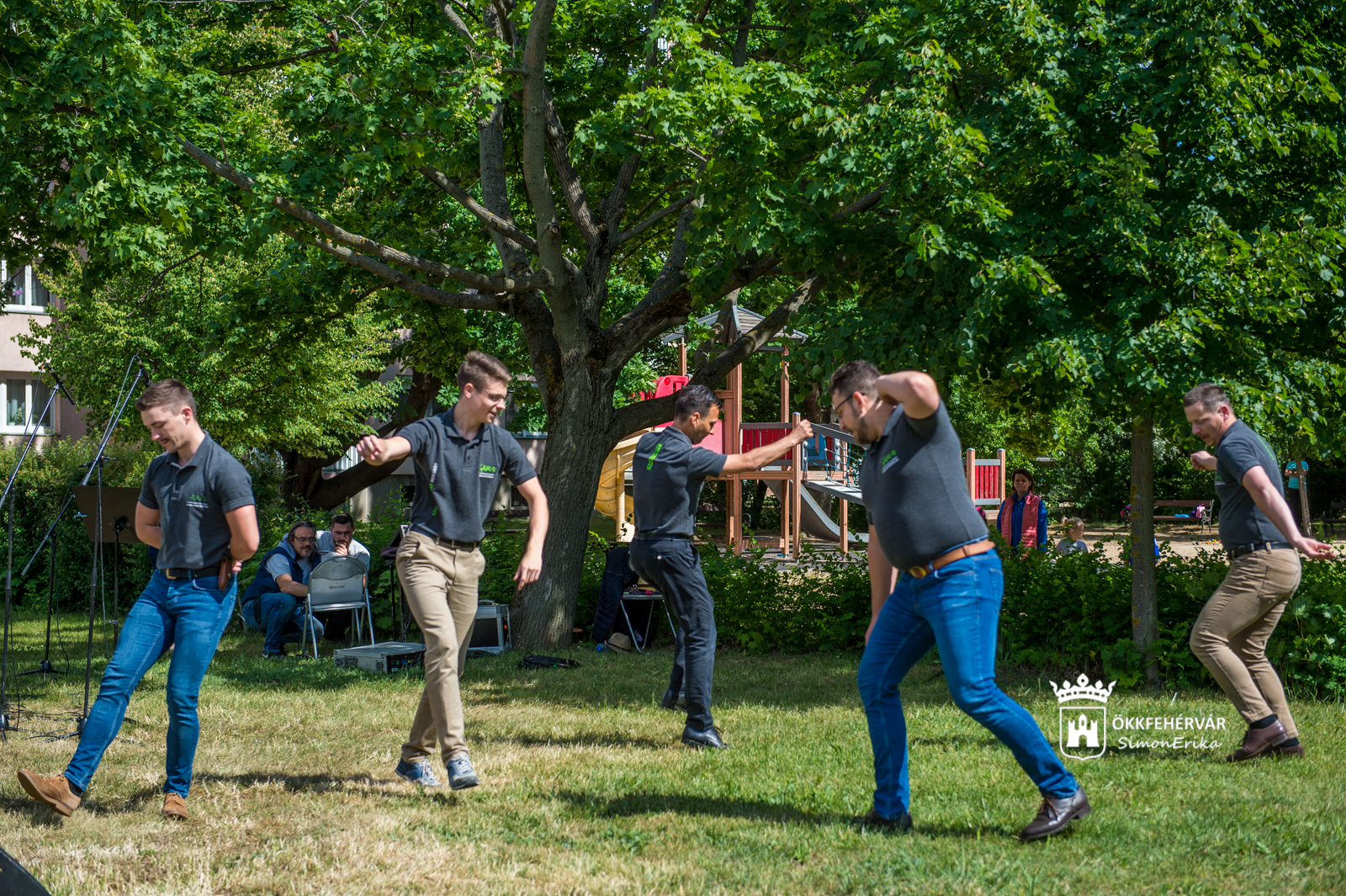 A Művészkaraván fellépése a a Toronysoron és a Hübner utcában