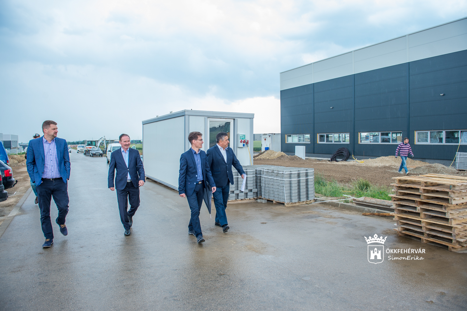 Új üzemcsarnokok bejárása az Alba Ipari Zónában