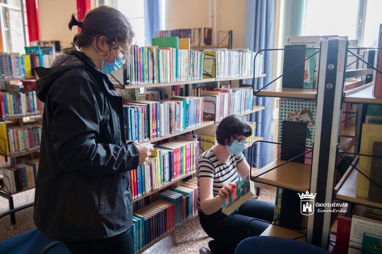 Három hónapos szünet után nyitott újra a Vörösmarty Könyvtár