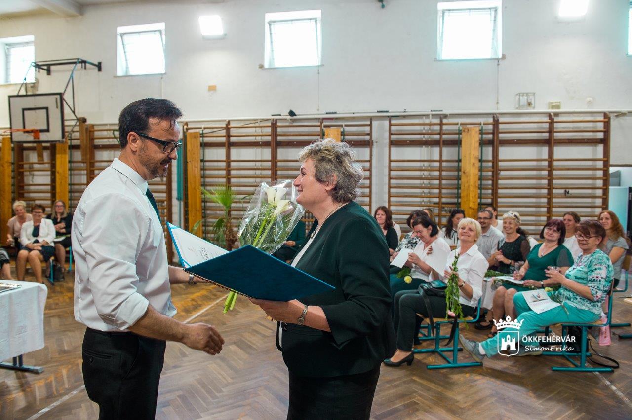 Miniszteri Elismerő Oklevél átadása Kálmán Katalin részére