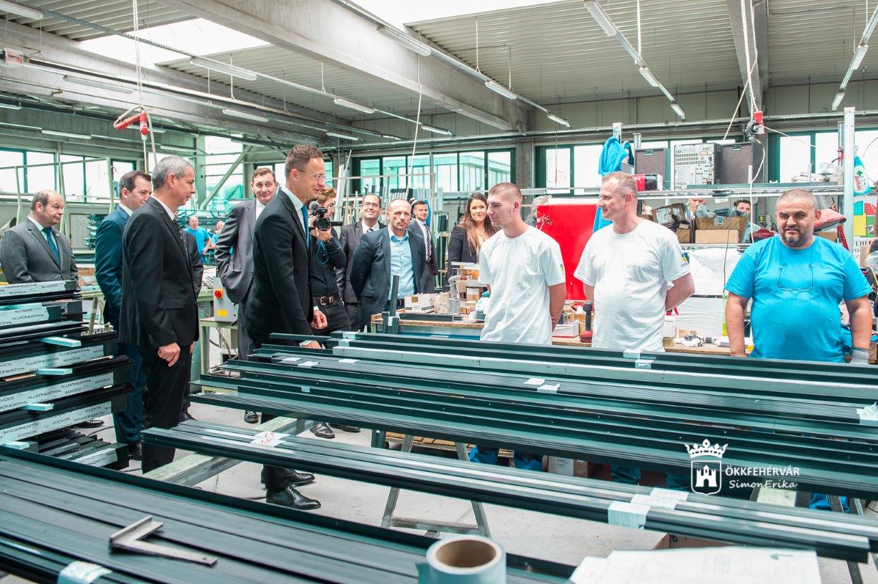 Beruházásfejlesztő támogatást adott át a a külgazdasági és külügyminiszter