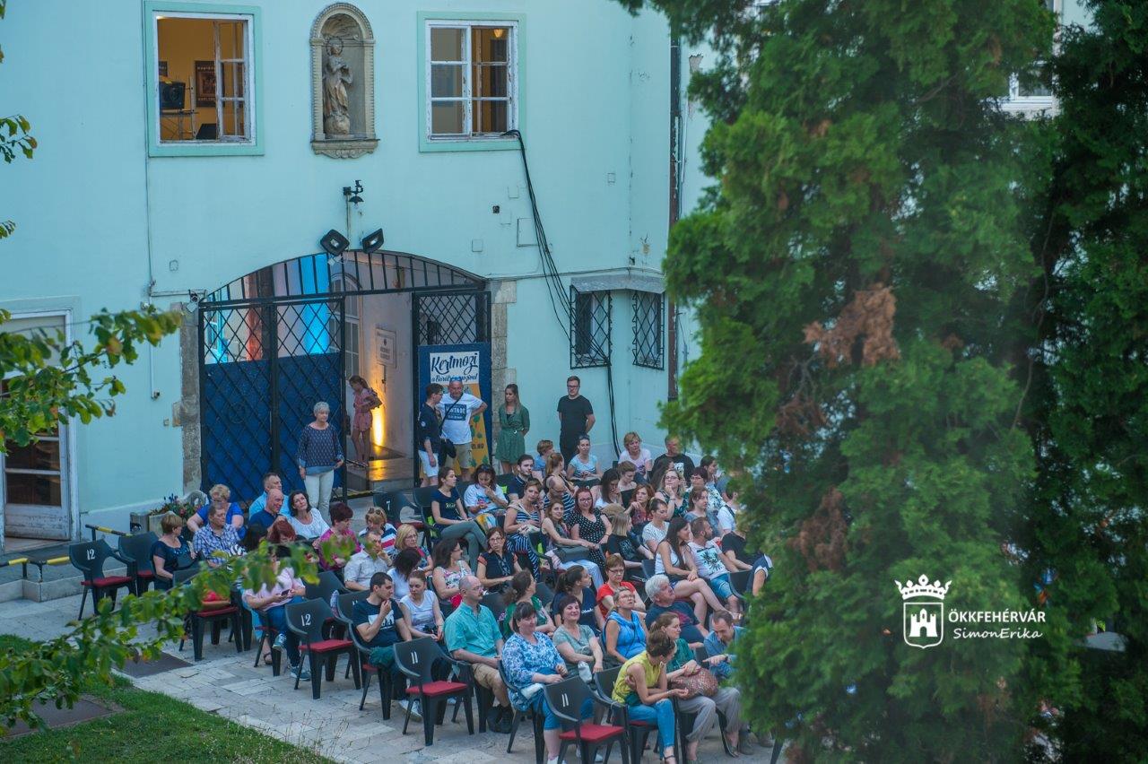 Teltházas kertmozi Székesfehérvár Belvárosában