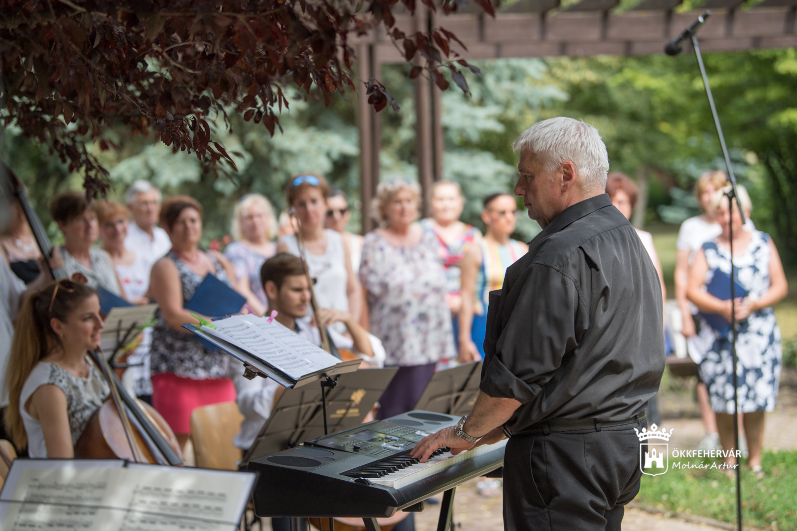 A Szent György Kórus koncertje a kórház parkjában