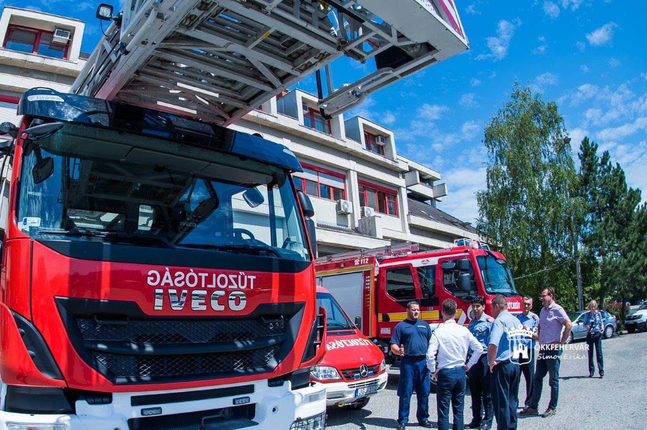 Polgármesteri látogatás a fehérvári tűzoltóságon